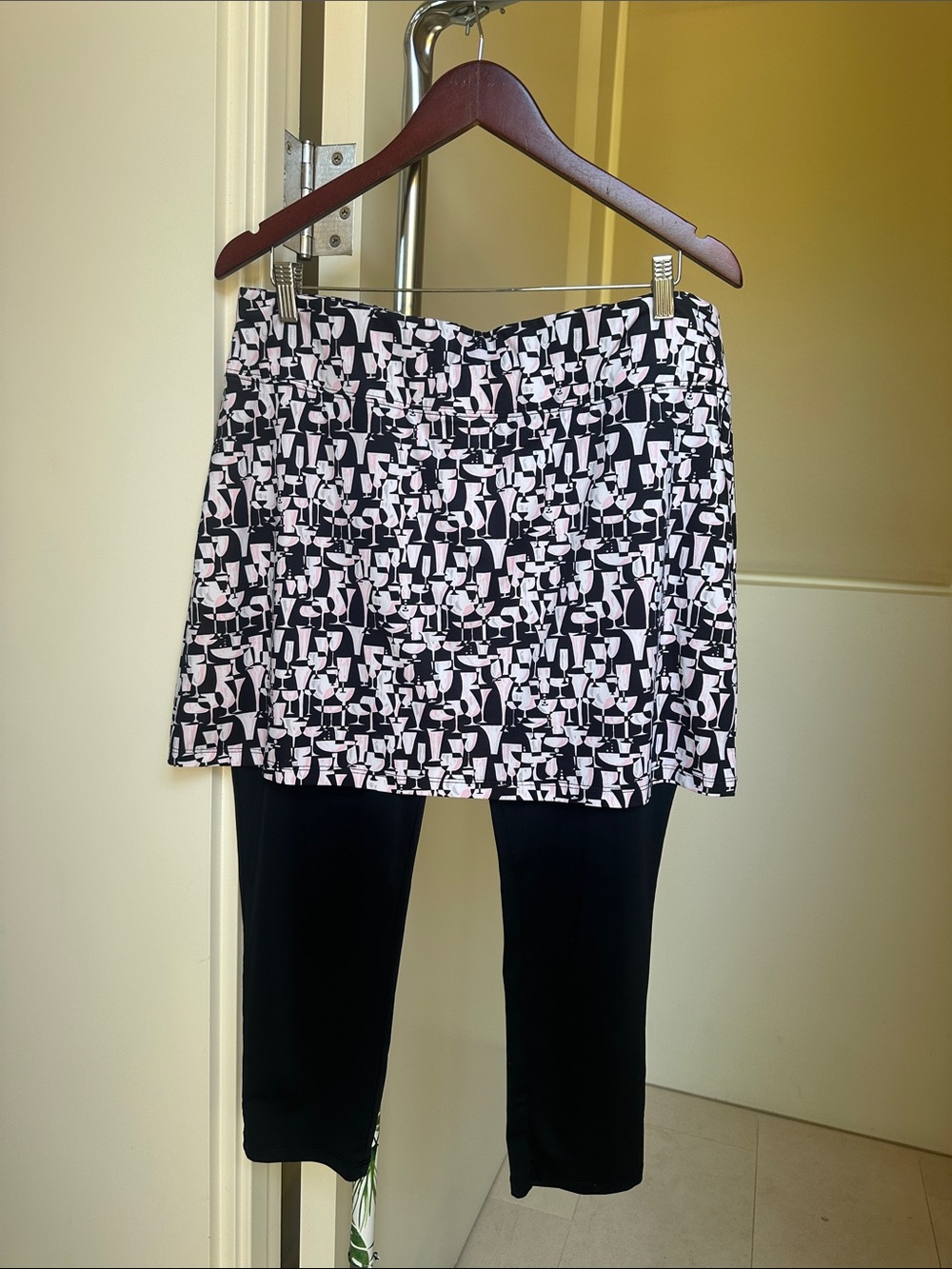 San Soleil Black and Pink Cocktail Glass Print Skirt with attached capri XL